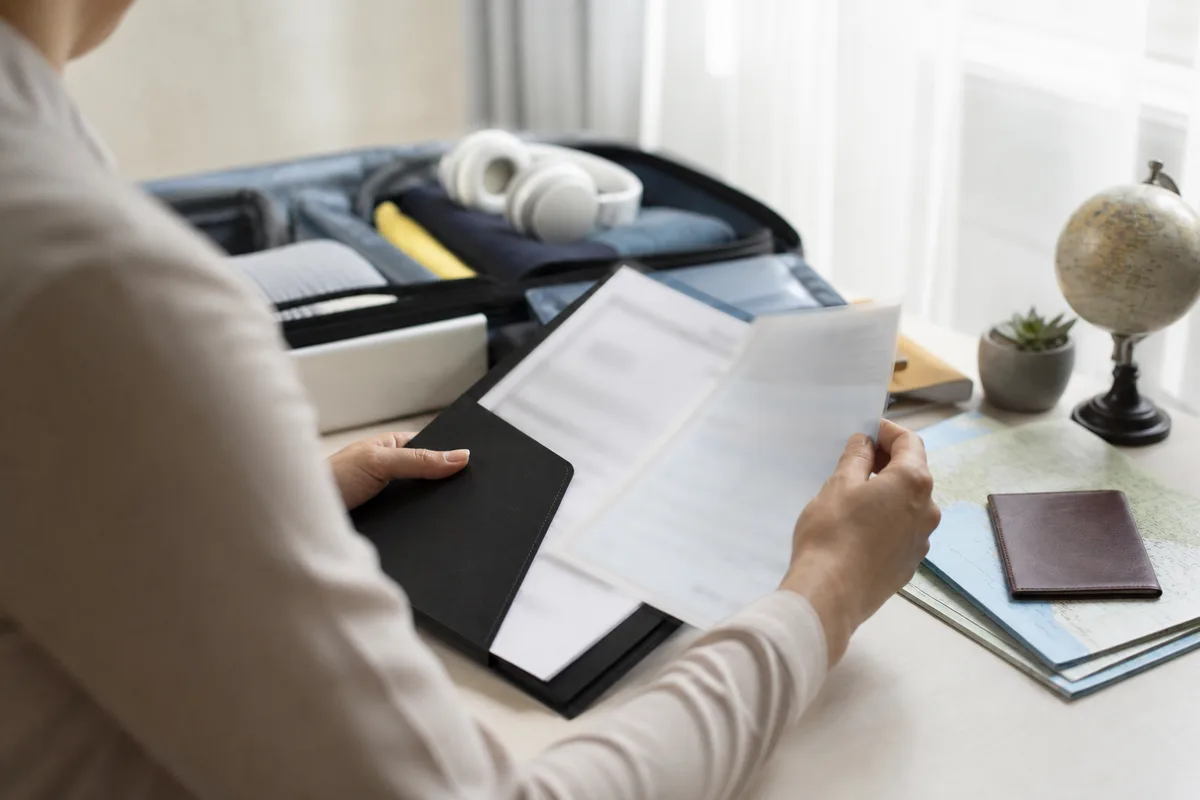 Agent consulaire examinant une attestation d&rsquo;assurance dans un dossier de demande de visa
